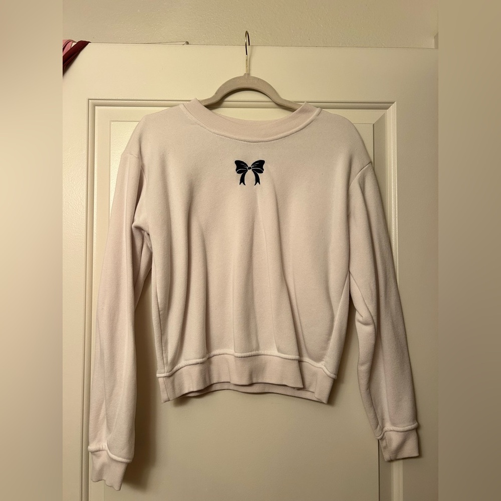 Chic White Top with Black Bow Accent